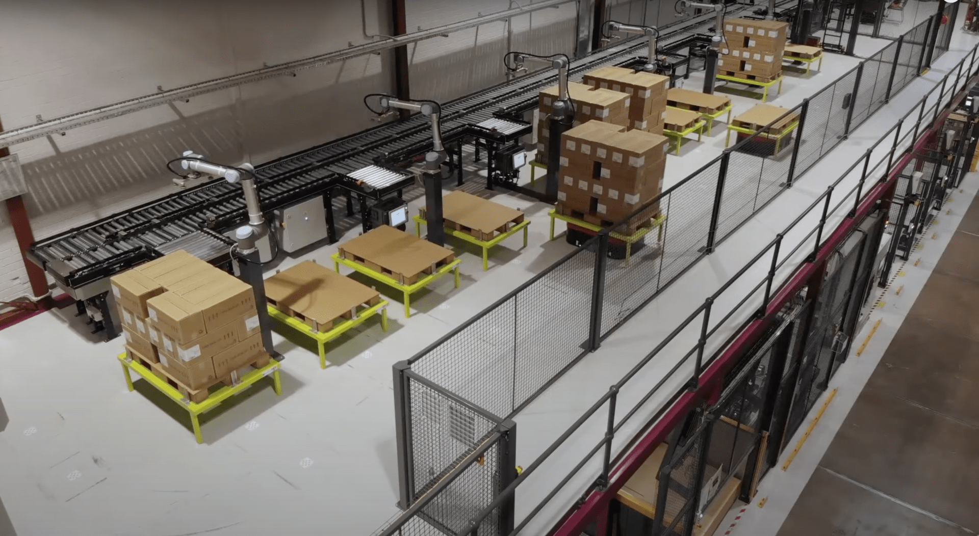 Paletizačná symfónia so 7 kolaboratívnymi robotmi UR10 a AGV