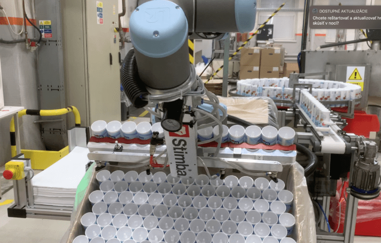 Balenie plastových obalov do kartónu s Universal robots UR10