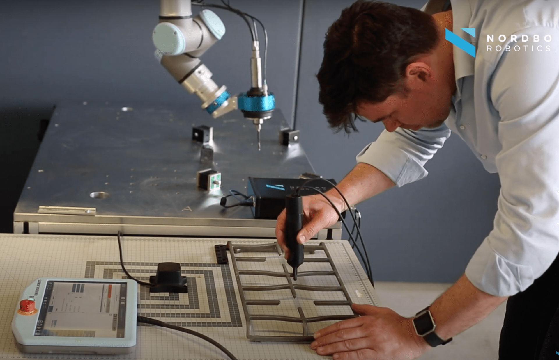 Robotické odihlovanie, brúsenie a zrážanie hrán kopírujúce pohyb operátora | Nordbo Mimic