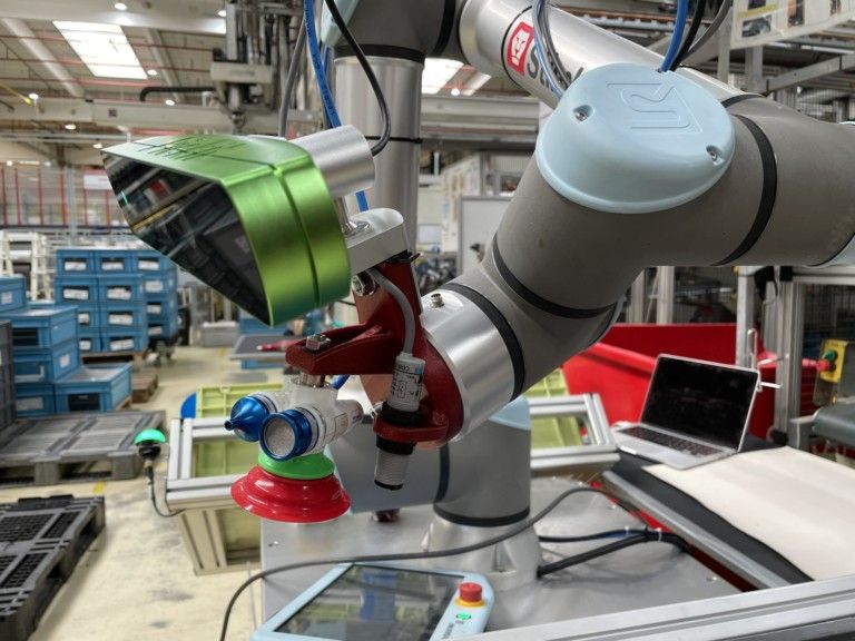Ready-made robotická bunka pre vstrekolisy a ukladanie plastových dielov s UR10e a Pickit3D