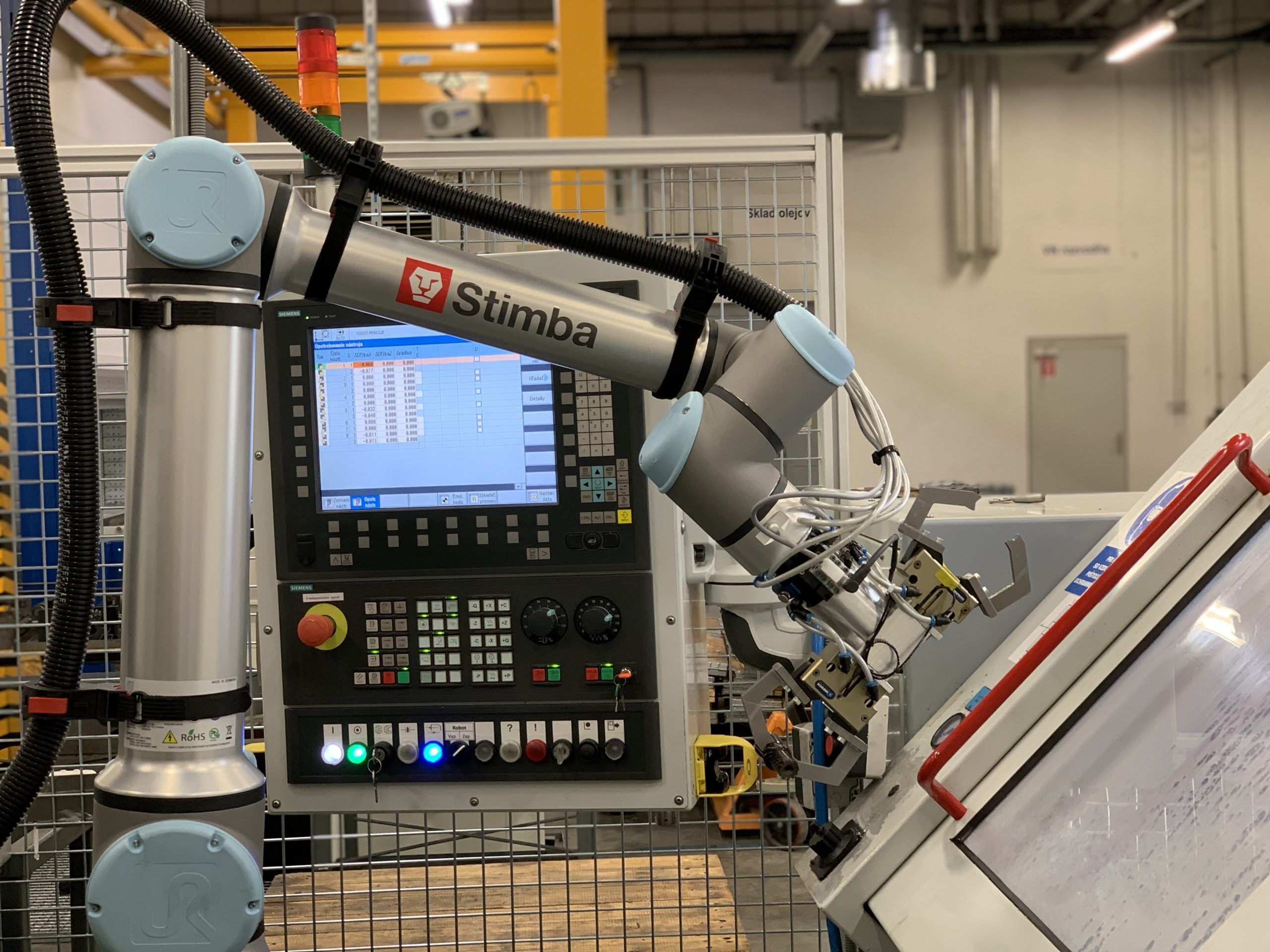 Kolaboratívny robot obsluhuje CNC stroj