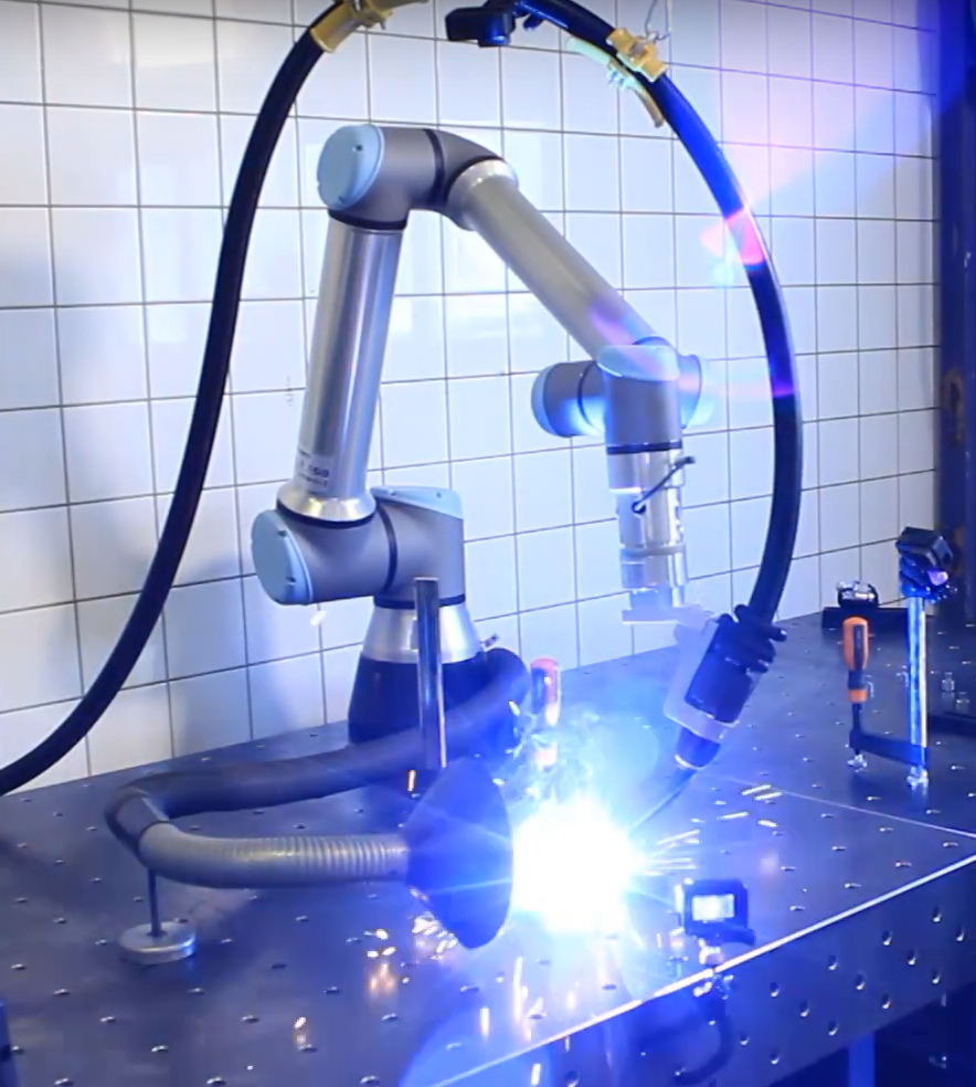 Robotické zváranie kovového dielu cobotom Universal Robots