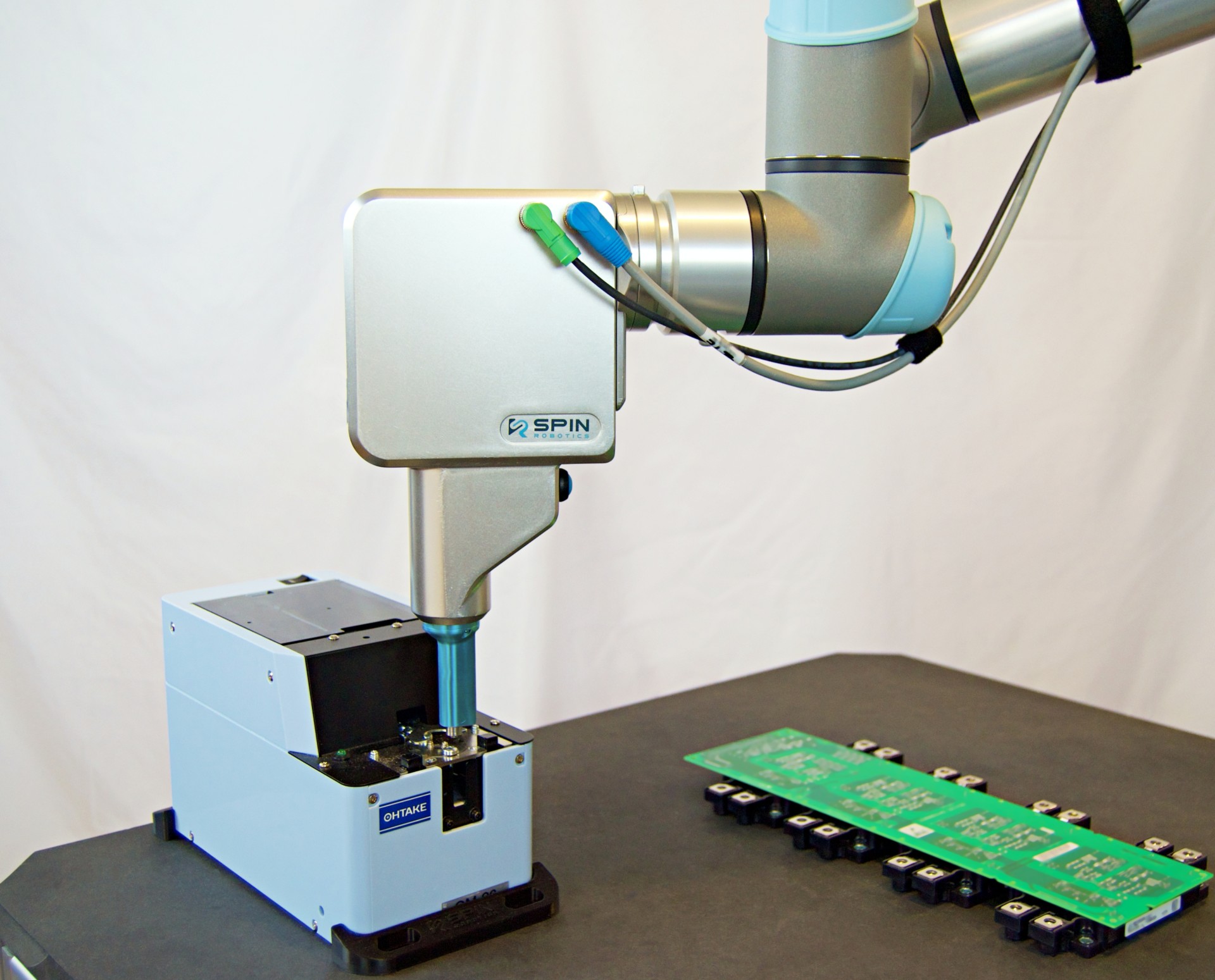 Spin robotics skrutkovanie s Universal robots