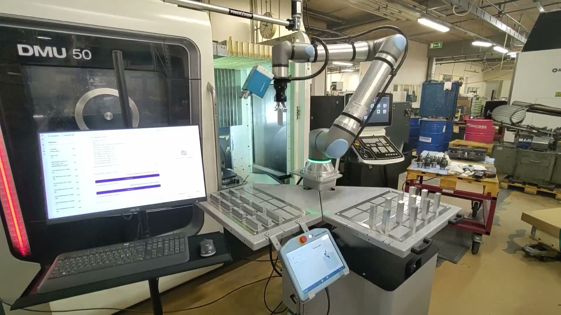 Cobot Universal Robots obsluhuje 5-osové obrábacie centrum DMU 50 so softvérom Acteris vo švédskej strojárni