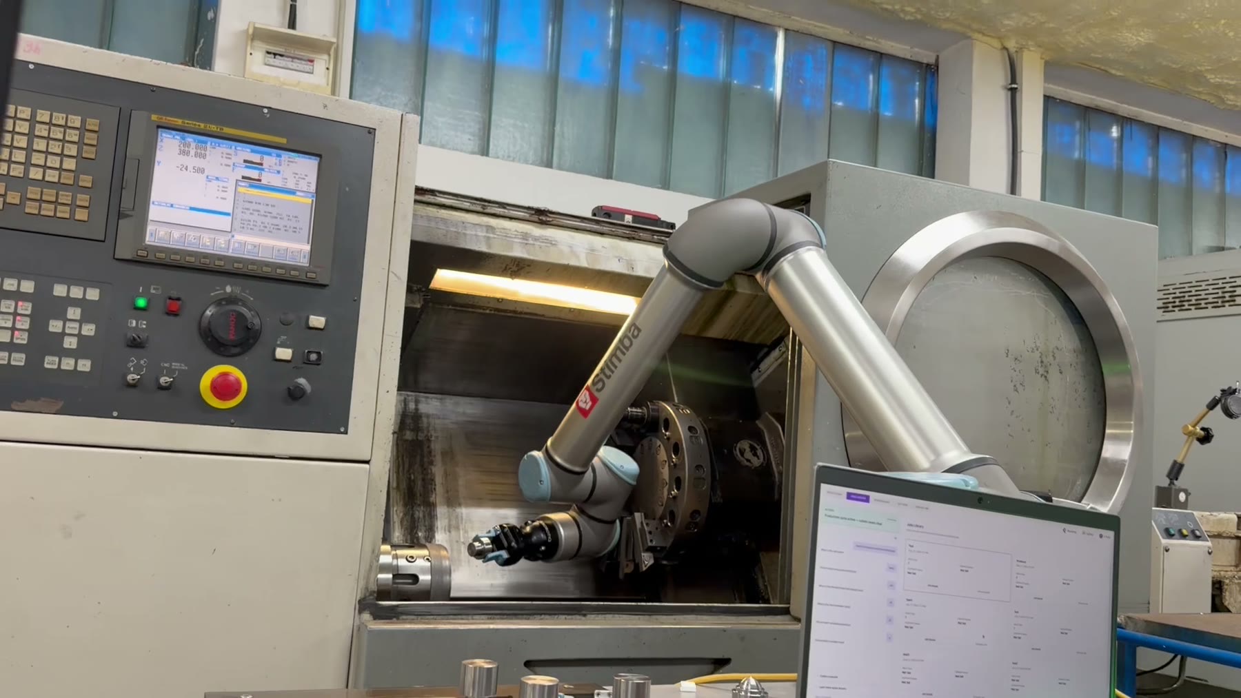 Robot Universal Robots zakladá diel do skľučovadla CNC sústruhu, úlohu vytvoril AI agent Acteris